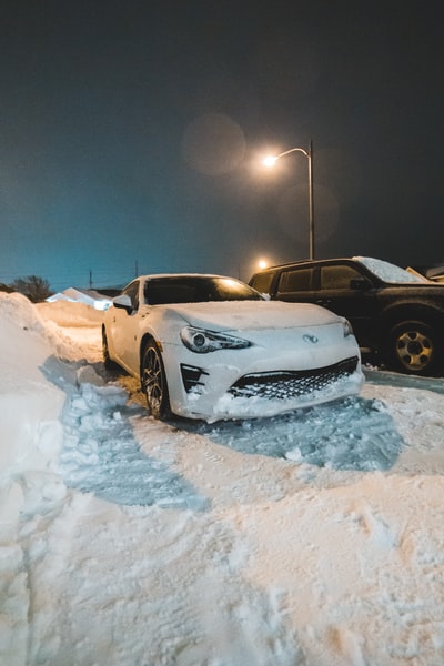 夜间雪地上黑白雪佛兰卡玛洛